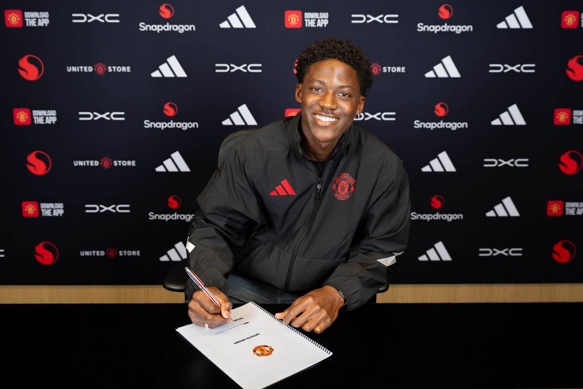UncleJoe_offi's tweet photo. Mainoo says he could be a one club man at United. 👇
Can he become United's greatest homegrown player since Scholes?
🔴 YES — He's that good ❌ NO — Money will tempt him eventually 👀 DEPENDS — Needs trophies first
Drop your answer 👇
#Mainoo #ManUnited #MUFC #PLTwitter #FootballTwitter #UncleJoeOffi