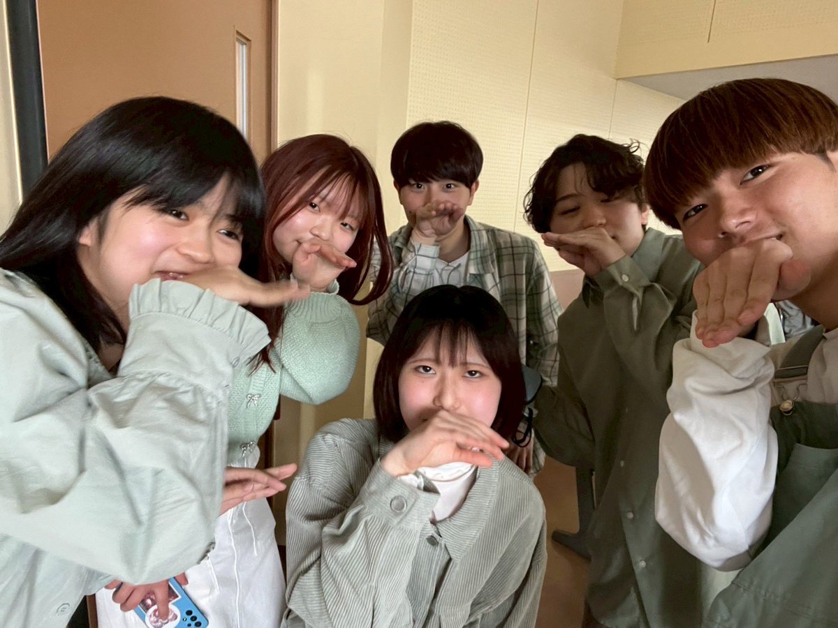 harekamo_RP's tweet photo. 🌸出演報告🌸
はれかもはサオリライブに出演しました🦆
今回はリードのなぷこが喉風邪ということで頼れる後輩のルルちゃんに助っ人してもらったよ！ありがとう🐜🐜
めちゃウマでした^^

その後はみんなで反省会しました😎
（文責:ハートを作れるようになったやっこ） https://t.co/DTexFV6XWY