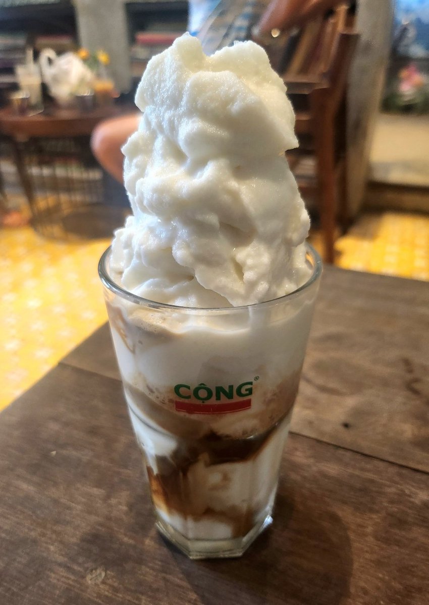 mopiii877's tweet photo. そういえば大好きなコンカフェでココナッツコーヒー🥥☕を頼んだのだけど、紙コップで出てきてちょっと悲しかった…🥹(味は最高だった!)
←2年前 今回→
このお店だけだったのか、全店舗なのか…
ご存知の方いらっしゃいますか??🤔
#ベトナム #ホーチミン
#CONGCAPHE https://t.co/LwhKfEZTw1