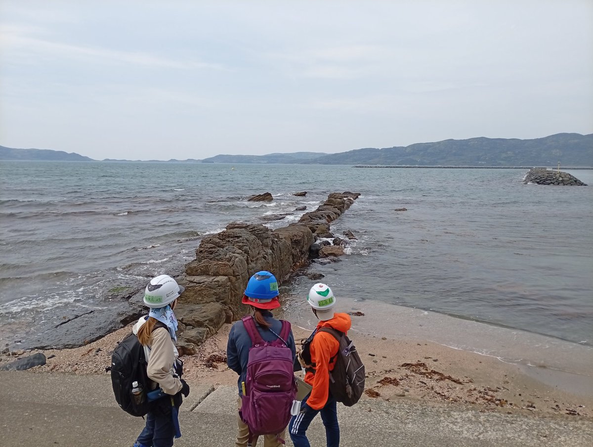 YU_Chikyu's tweet photo. GW進級論文1日目！
今日はカヤックを使って調査🛶
みんな露頭に興味津々です🧐 https://t.co/AKUaSZn0Gu