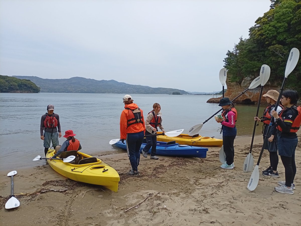 YU_Chikyu's tweet photo. GW進級論文1日目！
今日はカヤックを使って調査🛶
みんな露頭に興味津々です🧐 https://t.co/AKUaSZn0Gu
