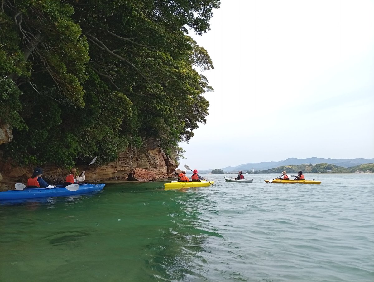 YU_Chikyu's tweet photo. GW進級論文1日目！
今日はカヤックを使って調査🛶
みんな露頭に興味津々です🧐 https://t.co/AKUaSZn0Gu