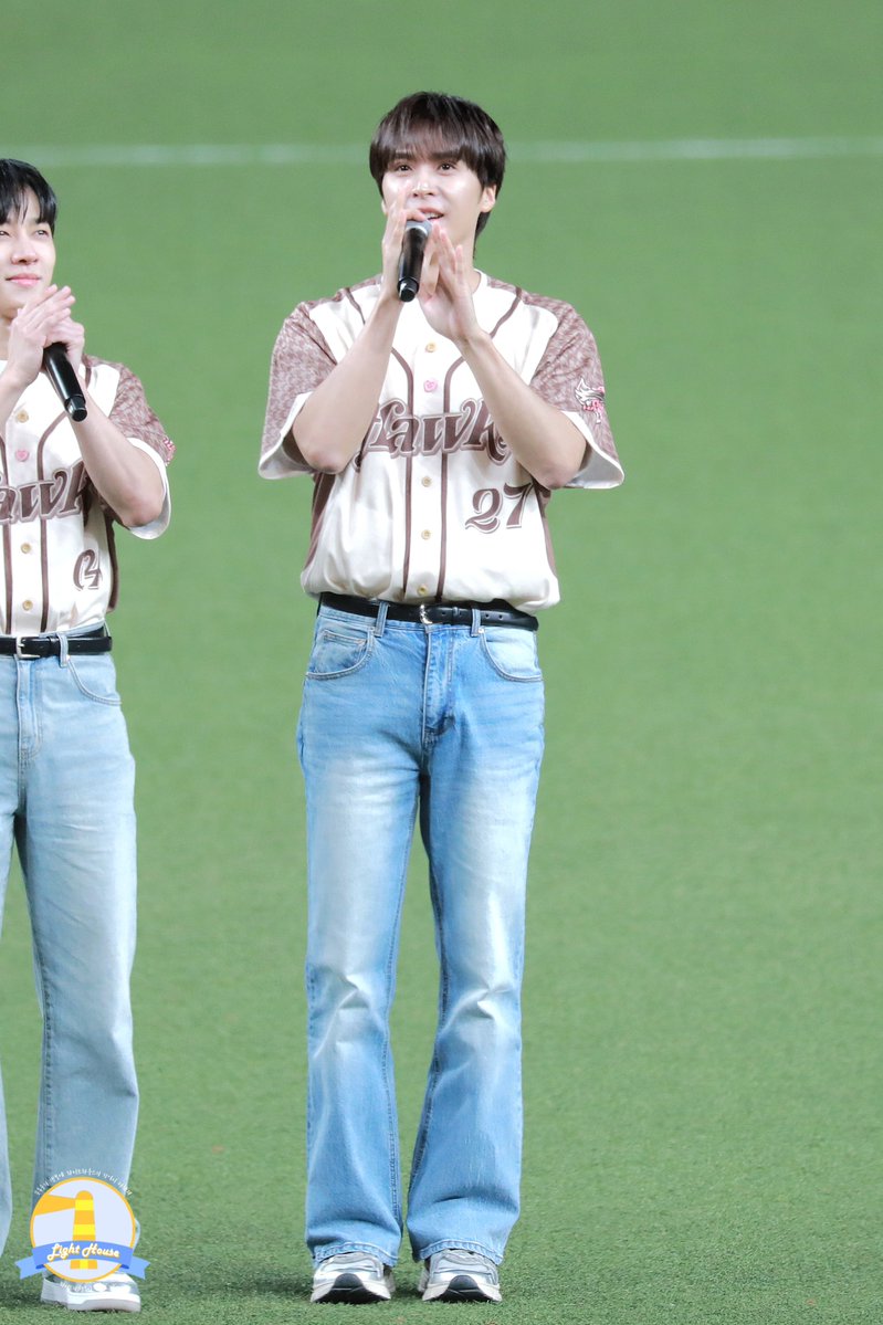 LIGHTHOUSE_66's tweet image. 260502 타이강 호크스 시구 #동운 ⚾️💜

첫 시구, 첫 직관 너무 성공적🫶🏻
#하이라이트 #HIGHLIGHT #비스트 #BEAST 
#손동운 #SONDONGWOON @beastdw
