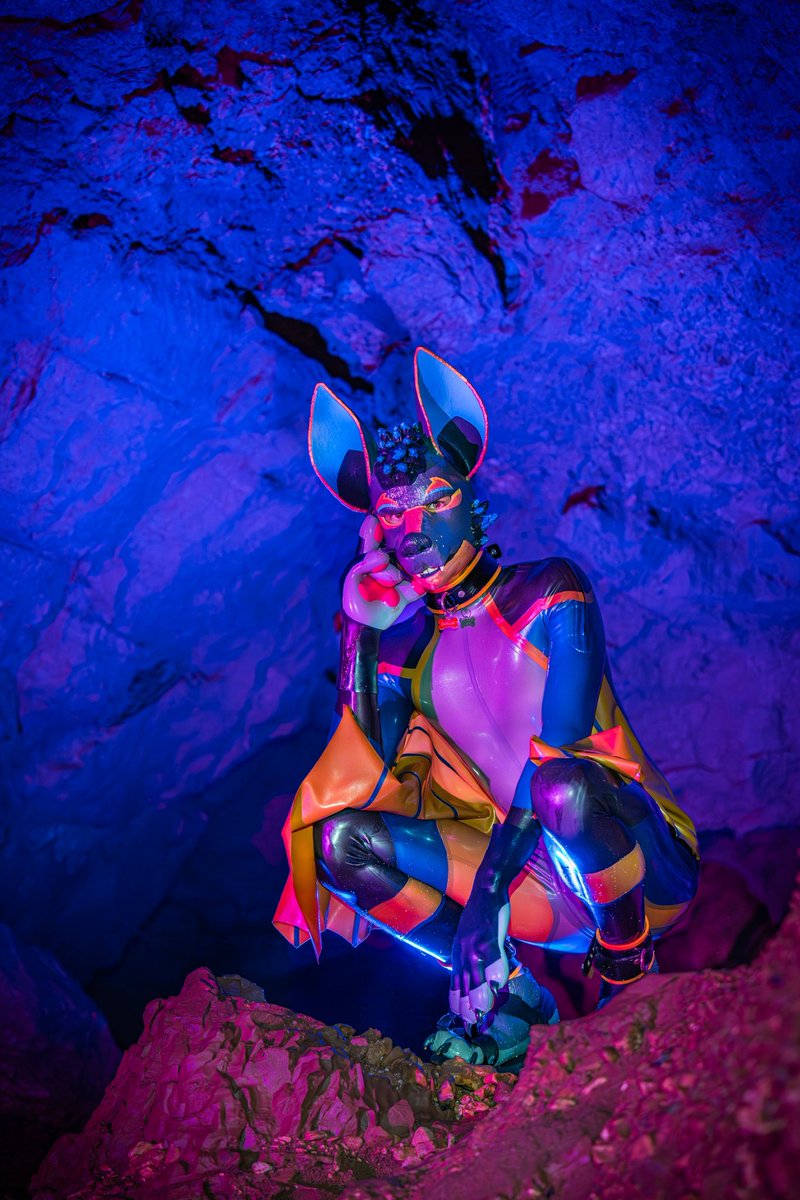 Dokuta_Woof's tweet photo. May I tempt you to visit my cave? 
I’m a rubber bat, after all…
I’ll be the most gracious host, though you might find yourself leaving just a touch transformed. 🦇

📷 Tihmouse
#rubber #latex #rubberfur #latexfur #rubberbat https://t.co/yxZDcVVQXp