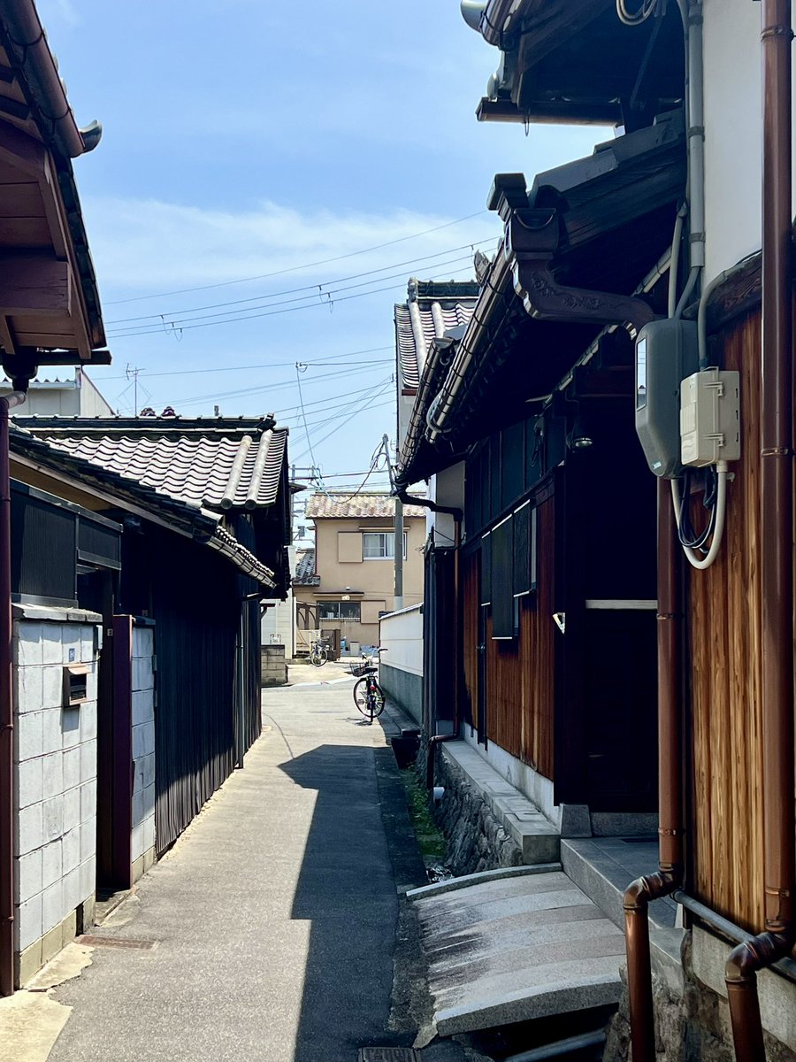 twincities2026's tweet photo. 大阪郊外の路地裏散策。不思議なスポットで、静かな驚きに出会う。Touring the hidden alleys and mystery spots of Osaka suburbs. 🌿 #大阪散策 #路地裏 #OsakaLife https://t.co/no5oaJikDo