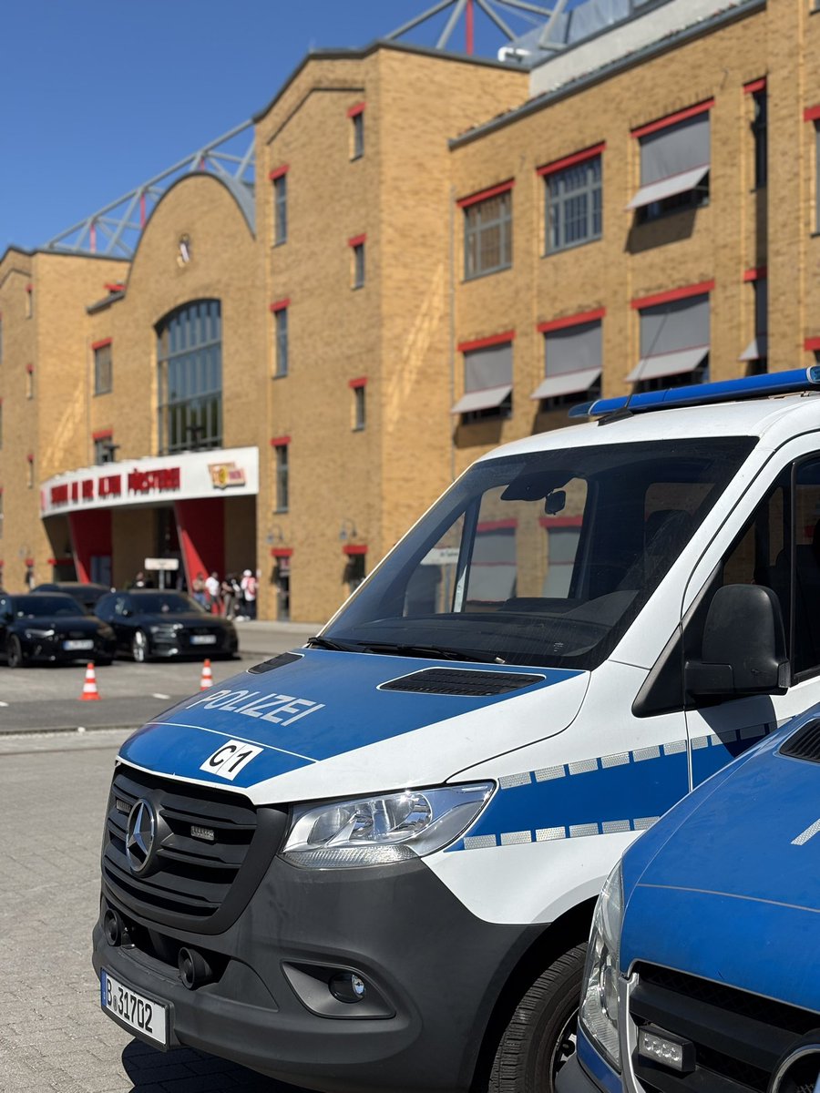 PolizeiBerlin_E's tweet image. Hallo #Berlin. Wir sind heute in #Köpenick beim Bundesligaspiel zwischen dem @fcunion und dem @fckoeln im Einsatz. Bitte beachten Sie, dass es rund um das Stadion an der Alten Försterei zu Verkehrseinschränkungen kommen kann. Wenn möglich umfahren Sie den Bereich weiträumig.