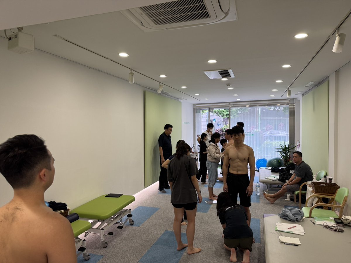 rehaplus's tweet photo. ボバース基礎講習会開催中。
今回の受講生はシンガポール、香港、フィリピン、日本と更に国際色豊かになりました。
共通言語は英語で進めています。感覚情報が姿勢制御にどのように影響を及ぼしているのか、姿勢制御と課題遂行の関係性はどうなっているのかを考えながら進めています。 https://t.co/6OPAD65JhG