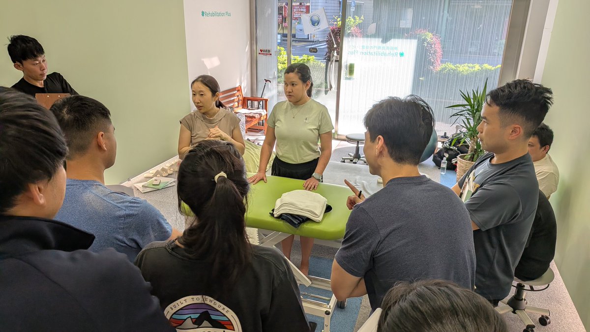 rehaplus's tweet photo. ボバース基礎講習会開催中。
今回の受講生はシンガポール、香港、フィリピン、日本と更に国際色豊かになりました。
共通言語は英語で進めています。感覚情報が姿勢制御にどのように影響を及ぼしているのか、姿勢制御と課題遂行の関係性はどうなっているのかを考えながら進めています。 https://t.co/6OPAD65JhG