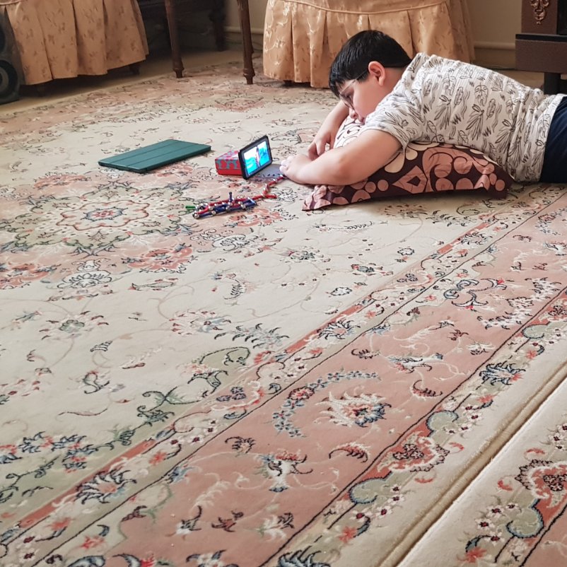 خونه ی بنده خدایی ، مدرسه آی لان؟؟؟؟ 
به نظرتون اون تبلت سبز خاموش💻 و گوشی در حال کارتون دیدن🤭🤣 درس میخونه عایا؟؟؟
🤣🤣
اصن خدا بده برکت چه خوش میگذره بهشون 👌 مادر پدر هاشون که الایی به امید چی اصن خونه نیستن . . . . !