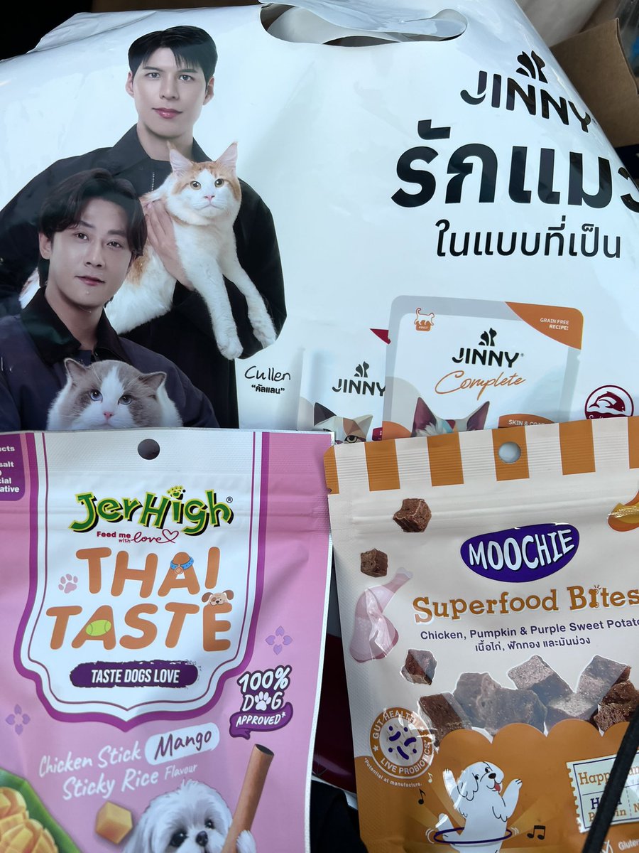 happy_me19822's tweet photo. น้องไปงานสัตว์เลี้ยงที่ศูนย์ประชุมฯ
รู้ว่า พส. ชอบสองหนุ่มเลยมีของมาฝากกก
ว่าแต่สติ๊กไทยเทสรสข้าวเหนียวมะม่วง🥭🥭
#jinny
#jerhigh
#คัลแลน
#พี่จอง https://t.co/KFBIt3sL0N