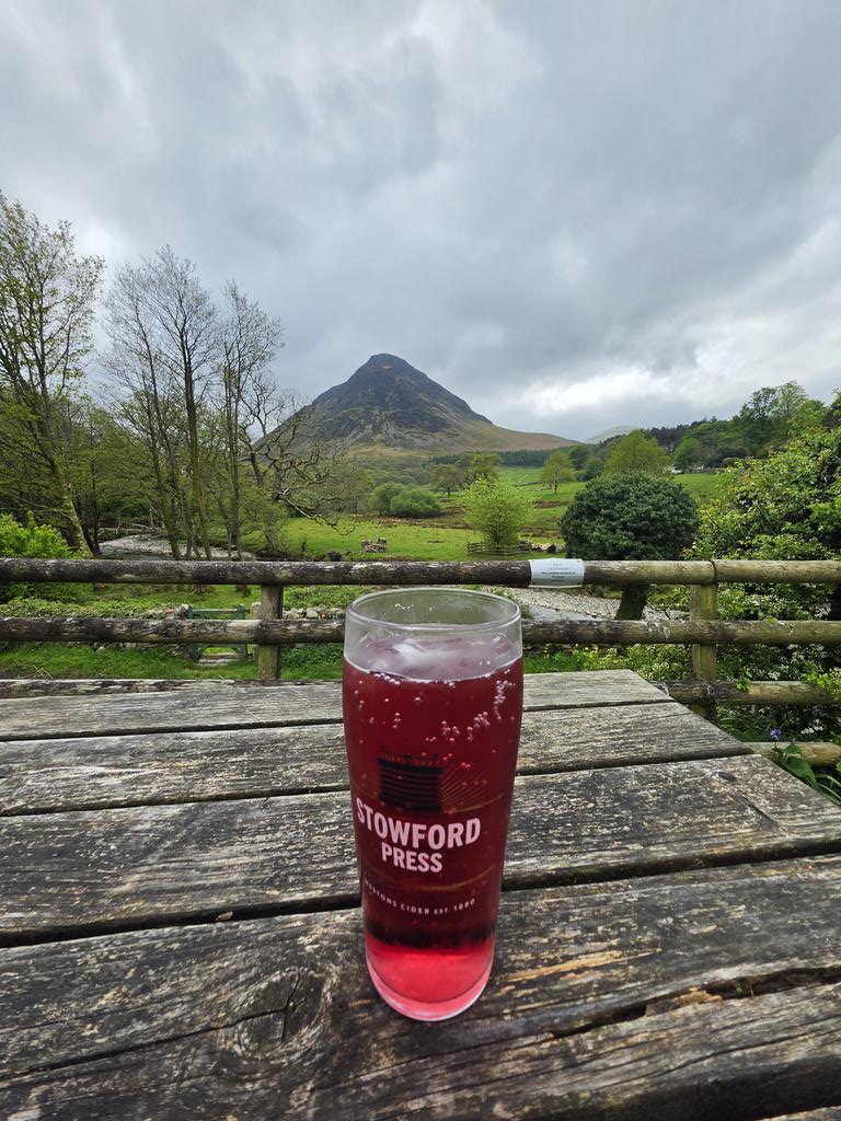 _Leesa_74's tweet image. What a view for a pint 😍
#kirkstileinn
#Lakedistrict 
#Mellbreck