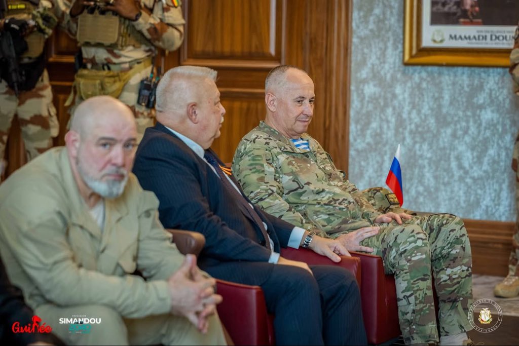 guineeintel's tweet photo. 🇷🇺🇬🇳 La remise de matériel militaire russe à la Guinée n’est pas un acte de coopération ordinaire. C’est une pièce supplémentaire d’une stratégie géopolitique méthodique, patiente et largement sous-estimée par certains experts. 
Décryptage 👇 1/6 https://t.co/4yzgcprZs0