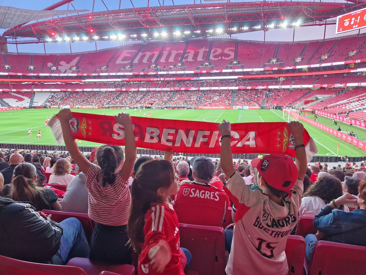 Ontem sentei-me atrás destas 3 crianças que não pararam de gritar pelo <a href="/SLBenfica/">SL Benfica</a>.

Por muito que tentem destruir o <a href="/SLBenfica/">SL Benfica</a> com ficheiros de excel, nunca conseguirão apagar o amor que nasce connosco. ❤️ 🦅