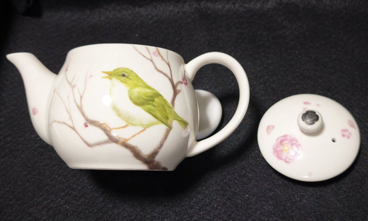 まずはハンドペイントの洋食器です。新作ミノタウロスの大皿、八咫烏のティー・コーヒー兼用カップ&amp;ソーサー、赤いろうそくと人魚のティーカップ&amp;ソーサー、うぐいす長者のティーポット。