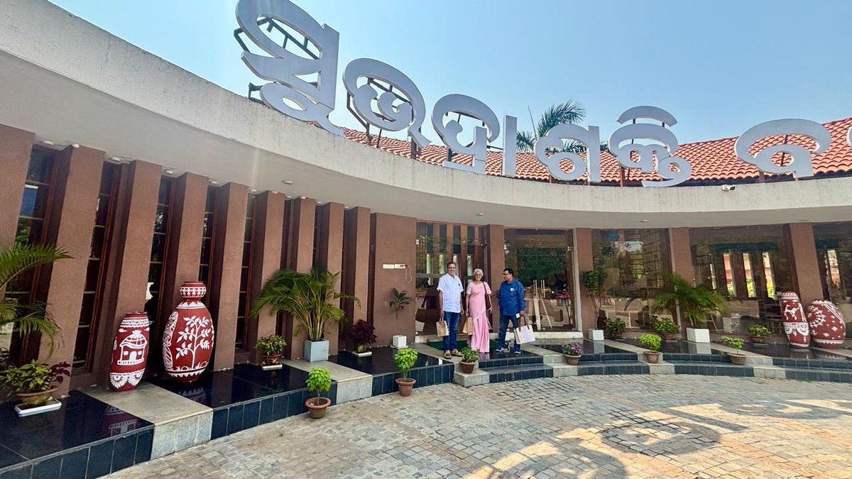 doctorsoumya's tweet photo. Wonderful outlet of Mission Shakti in Bhubaneswar showcasing handicrafts &amp; produce from all districts of #Odisha. Very well designed and laid out - a treat to shop here! https://t.co/HVyPRasdXA