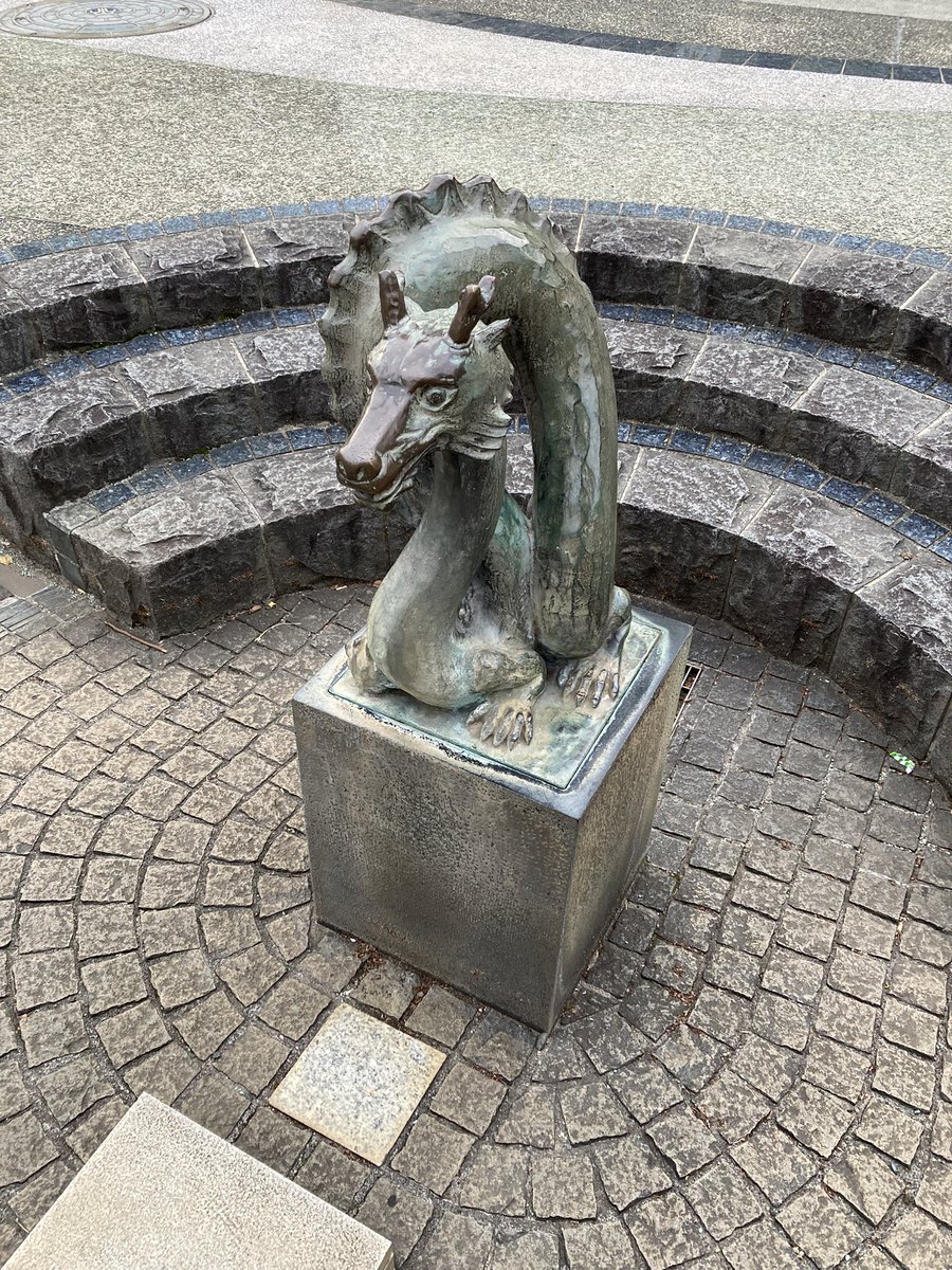 goking5's tweet photo. 【豆知識】
横浜公園を守護する四聖獣は龍、ライオン、馬、イルカ https://t.co/eEiNOkyC0c