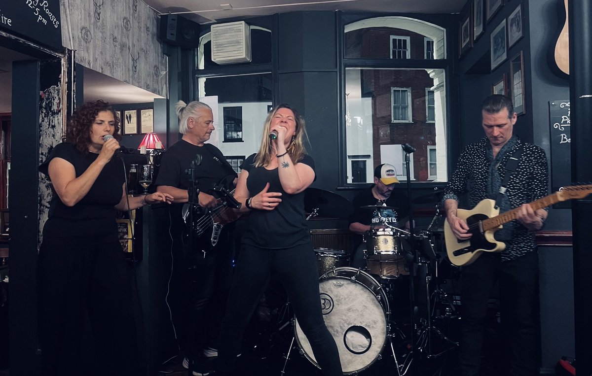 martindkennedy's tweet image. Had a great (and very sweaty) time at The Olde Swan Hotel Chertsey last night with @g_dorsett and the band; thanks to everyone who came down 🤘🏻🎸

#lastnight #livemusic #wineblues #guitarplayer