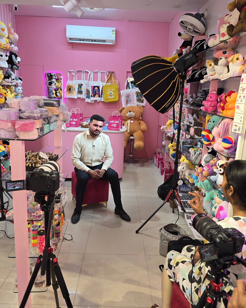 ZohoPOS's tweet photo. Lights. Camera. Jewelry. 🎥
Some days, our work looks like this. ✨

We had the best time with the @DubJewellery team — a Korean jewelry brand running their entire store seamlessly with Zoho POS — billing, inventory, and multi-outlet management, all in one place. 🎬

What's their Zoho POS story? Coming soon.
Stay tuned.