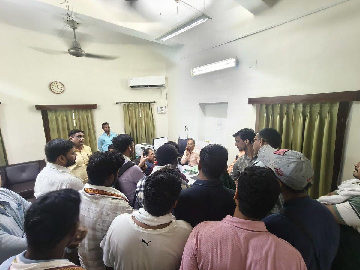 BhuPathshala's tweet photo. @VCofficeBHU महोदय ! आज छात्र अपनी समस्या लेकर ऑफिस तक आ गए। कृपया मामले पर अब तो विचार करें। 
Exam से पहले गड़बड़ी,
Exam में भी गड़बड़ी। 
ऐसे BHU की छबि धूमिल हो रही। 
#BHUJrClerk_Re_Exam 

@UPGovt 
@narendramodi 
@TheNewspinch 
@bhupro https://t.co/BqYy0AuwPp