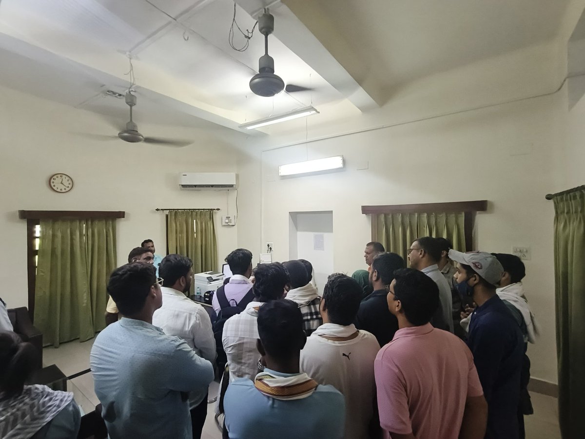 BhuPathshala's tweet photo. @VCofficeBHU महोदय ! आज छात्र अपनी समस्या लेकर ऑफिस तक आ गए। कृपया मामले पर अब तो विचार करें। 
Exam से पहले गड़बड़ी,
Exam में भी गड़बड़ी। 
ऐसे BHU की छबि धूमिल हो रही। 
#BHUJrClerk_Re_Exam 

@UPGovt 
@narendramodi 
@TheNewspinch 
@bhupro https://t.co/BqYy0AuwPp