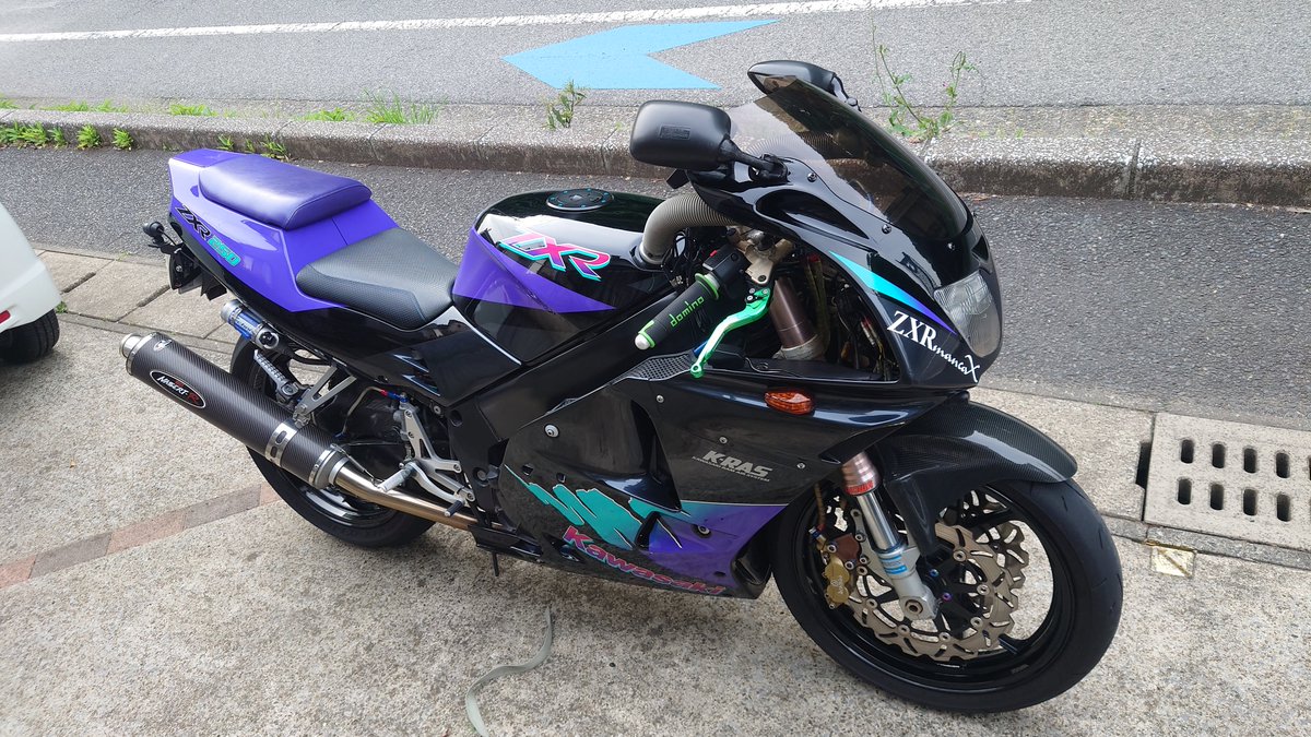 93_ZXR250's tweet photo. 明日の京浜島つばさ公園駐輪場でのレーサーレプリカのオフ会に向けて飛び散っているベルハンマーのお掃除と、車体フキフキ
参加者の皆さん奇麗な車体ばかりだから、目立たない様に隅っこで・・・
#ZeroFinish
#SurLuster https://t.co/P5RATJ28ZG