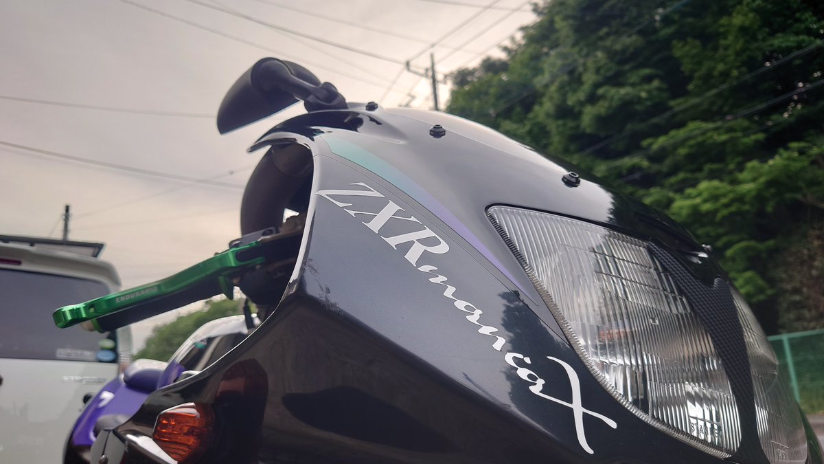 93_ZXR250's tweet photo. 明日の京浜島つばさ公園駐輪場でのレーサーレプリカのオフ会に向けて飛び散っているベルハンマーのお掃除と、車体フキフキ
参加者の皆さん奇麗な車体ばかりだから、目立たない様に隅っこで・・・
#ZeroFinish
#SurLuster https://t.co/P5RATJ28ZG