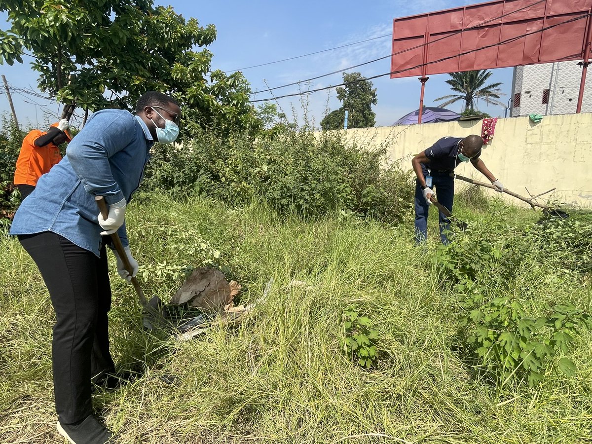 OMSCongo's tweet photo. Ce 2 mai 2026, à l’École du Fleuve Congo à #Brazzaville 🇨🇬, l’@OMSCongo aux côtés du @MSP_CG a pris part à l’opération mensuelle d’assainissement.

Un environnement propre, c’est la première barrière contre les #maladies. Ensemble, agissons pour protéger la #santé de tous. https://t.co/bBH8tCLveF