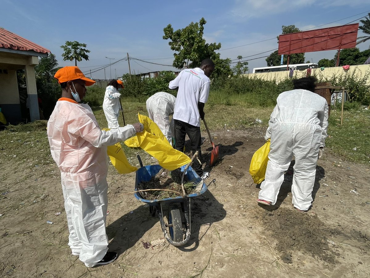 OMSCongo's tweet photo. Ce 2 mai 2026, à l’École du Fleuve Congo à #Brazzaville 🇨🇬, l’@OMSCongo aux côtés du @MSP_CG a pris part à l’opération mensuelle d’assainissement.

Un environnement propre, c’est la première barrière contre les #maladies. Ensemble, agissons pour protéger la #santé de tous. https://t.co/bBH8tCLveF