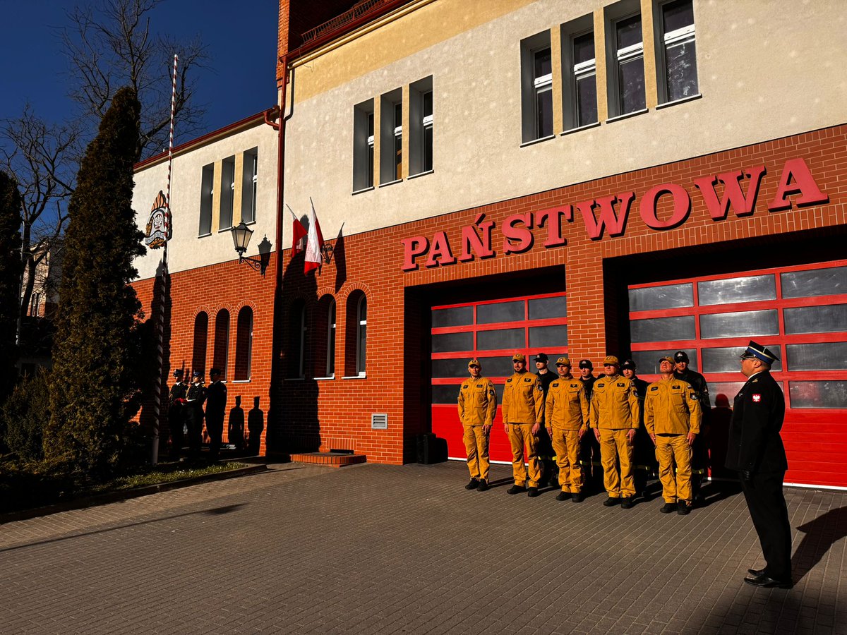🇵🇱 Dziś w Komendzie PSP w Sopocie odbyła się uroczysta zbiórka z okazji podniesienia flagi państwowej, upamiętniająca Święto Flagi Rzeczypospolitej Polskiej.
To wyjątkowy moment, który przypomina o naszych barwach narodowych, historii oraz wartościach, które nas jednoczą.🇵🇱