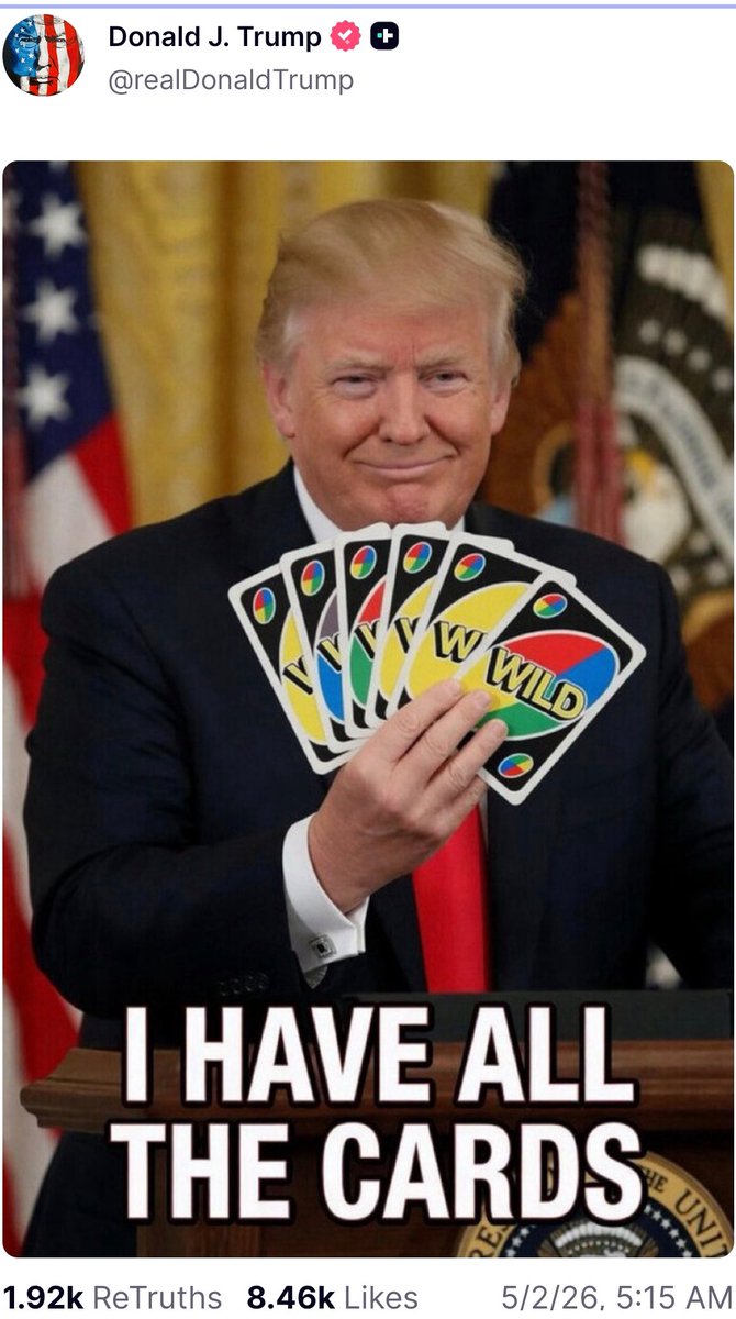 Trump poste : « I HAVE ALL THE CARDS » avec une main pleine de jokers (WILD).

Message clair : il détient toutes les preuves, tous les dossiers, tous les leviers.

Russiagate, Epstein, MK-Ultra, origines COVID, déclassifications UFO,… il a tout en main et la partie est déjà