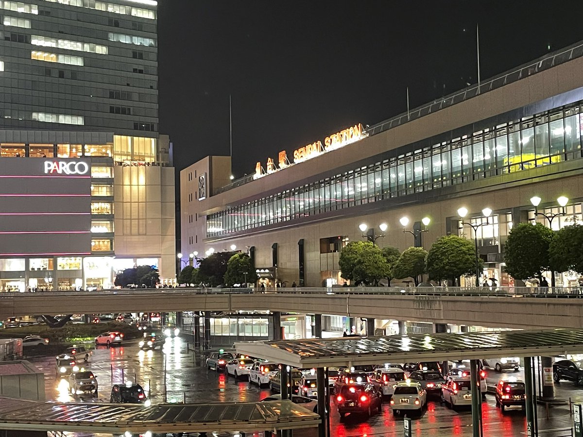 soelu10's tweet photo. 夜の仙台駅昨日は雨だった https://t.co/I5jALiwuez