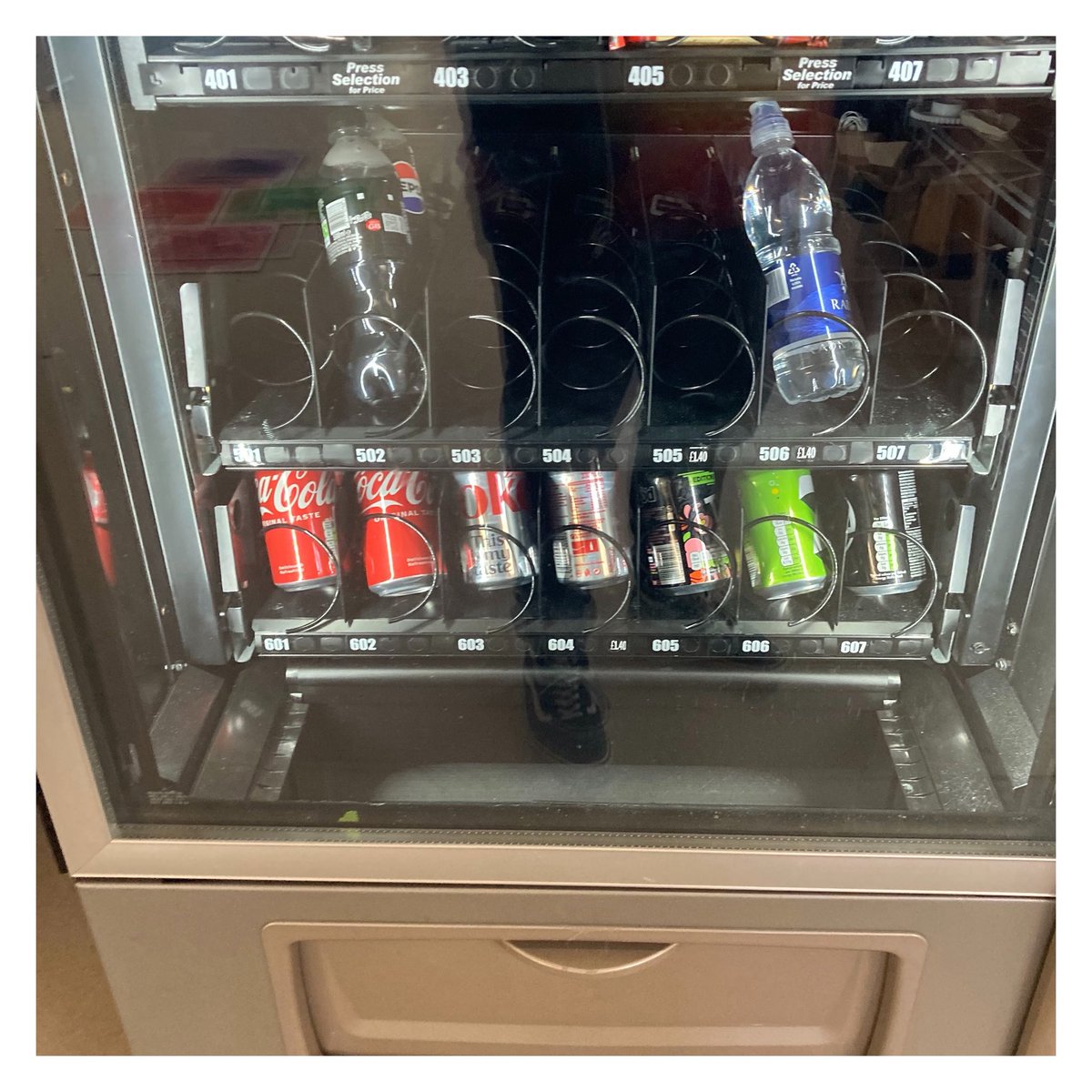 patman606's tweet image. I was Alder Hey hospital with my daughter the other day and I noticed this in the vending machine in the waiting room. It had original Coca Cola. This was the first time I seen proper coke in a vending machine in an NHS facility.
#cocacola #coke #nhs #alderhey #zerosugarsucks