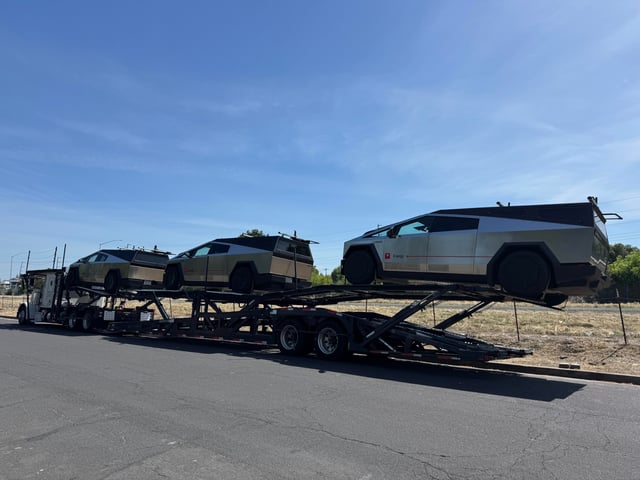 movielover93582's tweet image. A Tesla Cybertruck convoy turning highways into sci-fi scenes”
🚘 Key Facts About the #Tesla #Cybertruck
•Stainless steel exoskeleton
•Impressive performance → Up to ~2.6 sec (0–100 km/h) in top variant
•Electric range → Around 480–560 km depending on model
•Advanced tech