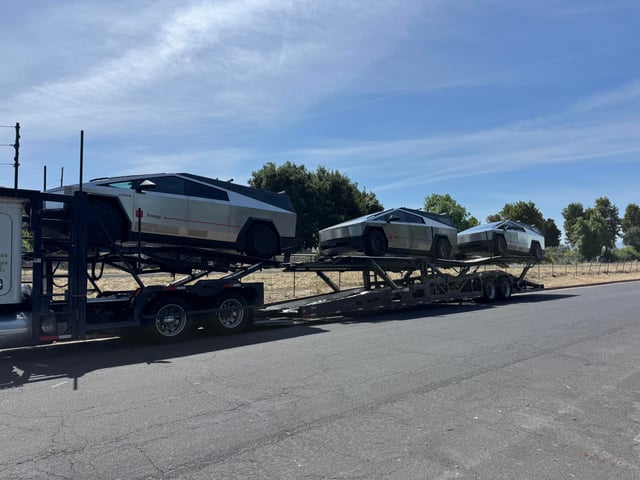 movielover93582's tweet image. A Tesla Cybertruck convoy turning highways into sci-fi scenes”
🚘 Key Facts About the #Tesla #Cybertruck
•Stainless steel exoskeleton
•Impressive performance → Up to ~2.6 sec (0–100 km/h) in top variant
•Electric range → Around 480–560 km depending on model
•Advanced tech