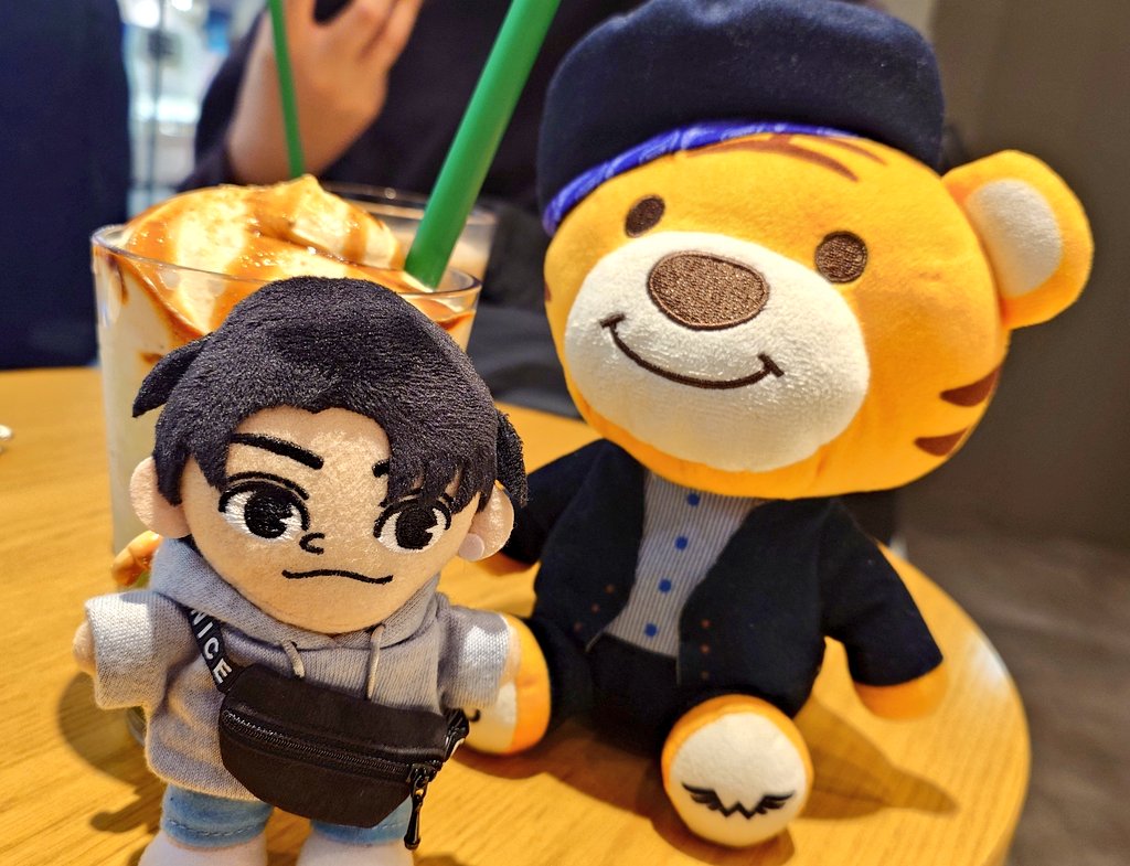 yu_nurumayu's tweet photo. 推し友とおデート。笑
久々に推し活抜きで会ったけど、お互いちゃんとぬい連れてきてて笑った🤣
推しの話からどうでもいい話まで、いろんなこと話しながらずーーーっと笑ってたからお腹とほっぺ痛いww https://t.co/tZglxbvqZ2