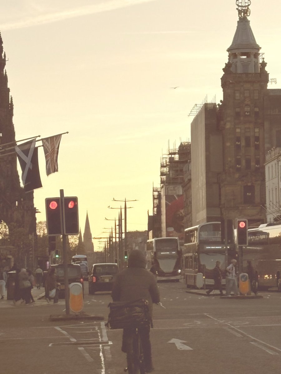 PSmith65063151's tweet image. The busy city centre of #Edinburgh a few days ago…..💚