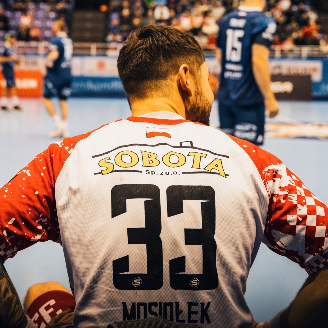 ChrobryH1961's tweet photo. Dziś obchodzimy Dzień Flagi Rzeczypospolitej Polskiej 🇵🇱

Flaga biało-czerwona na koszulkach naszej drużyny to dla nas zaszczyt każdego dnia. To  więcej niż symbol, który nosimy z dumą – nie tylko od święta, ale na każdym meczu ✌️
⬜🟥⬜🟥 https://t.co/7x30XALf8Q