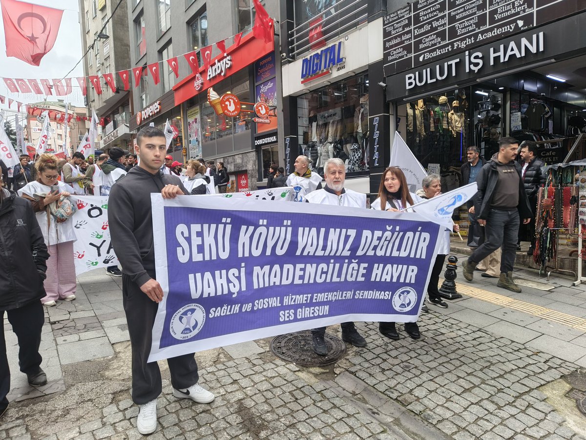GiresunSes's tweet photo. Emeğin emekçinin bayramında alanlardayız. Sesimize ses olan, alanlarda bizler elele kolkola yürüyen sağlık ve sosyal hizmet emekçilerine teşekkürü bir borç biliriz. #1Mayıs https://t.co/twnbSKRya8