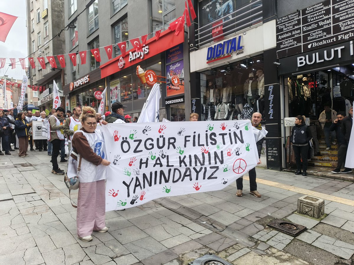 GiresunSes's tweet photo. Emeğin emekçinin bayramında alanlardayız. Sesimize ses olan, alanlarda bizler elele kolkola yürüyen sağlık ve sosyal hizmet emekçilerine teşekkürü bir borç biliriz. #1Mayıs https://t.co/twnbSKRya8