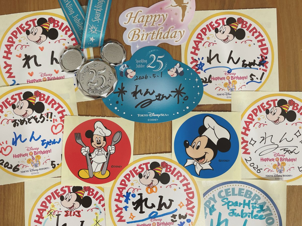 誕生日当日のディズニーシーにて
キャストさんたちにいただいたお祝いの思い出!
レジのハッピーバースデーはびっくりした!
キャストさん「あれ?何か届いて…あっ!ミッキーからのお祝いですね!レジに魔法をかけたんですかね」って言われて、びっくり嬉しかった〜!
ありがとうゆめのくに✨