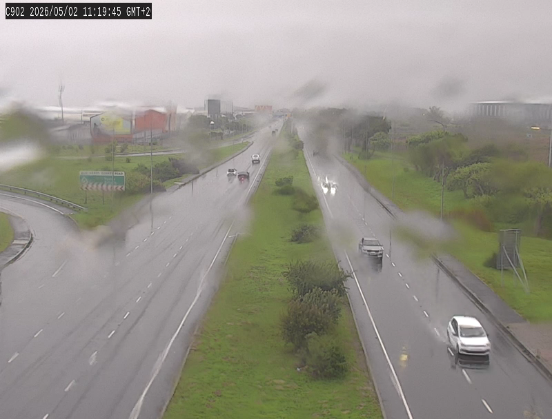 CapeTownFreeway's tweet image. Rain over greater part of Cape Town, Maintain safe following distance and Switch on headlights. #BeTheChange