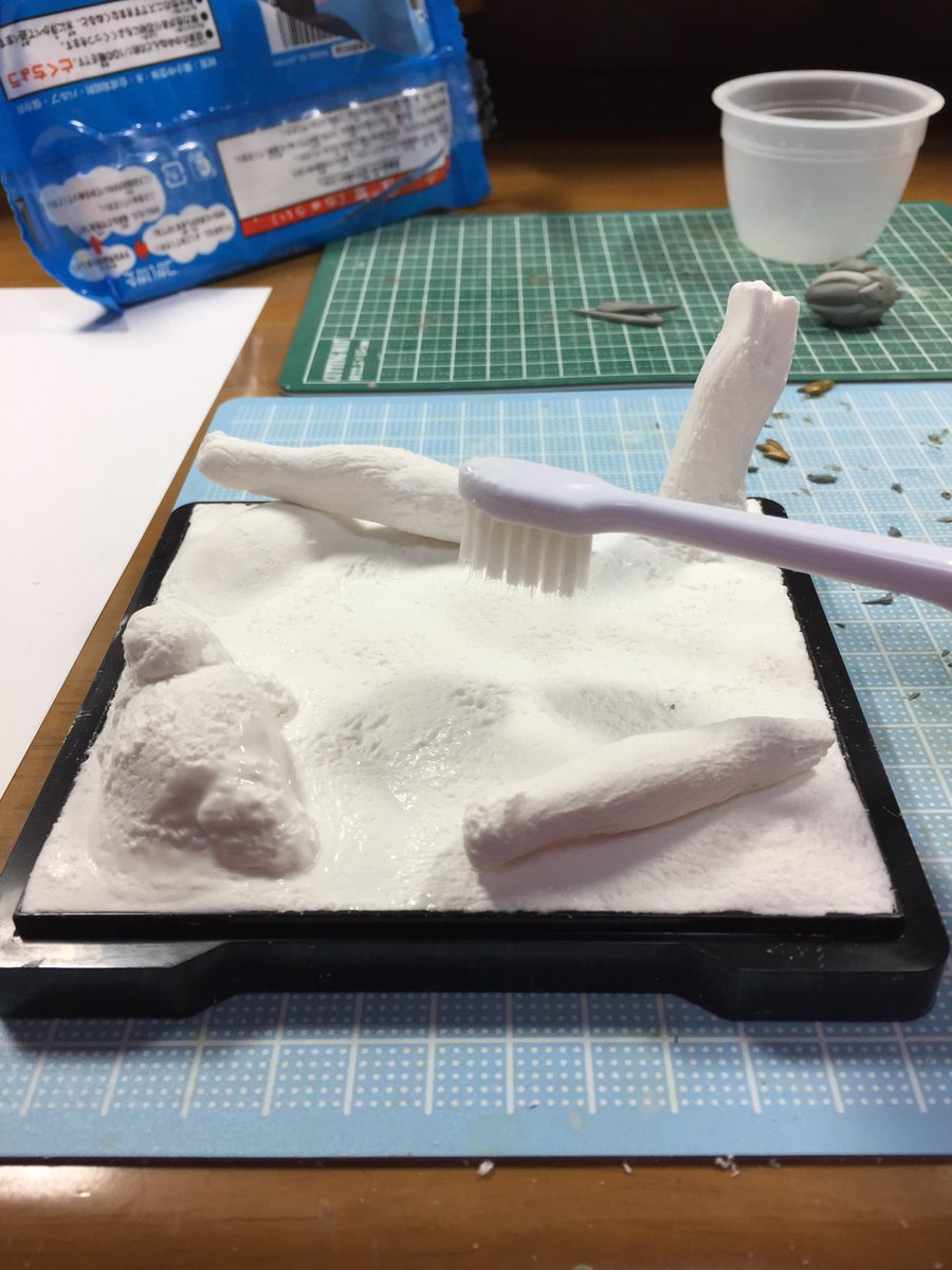 Re7104's tweet image. 昔、100均のプラケースをベースに、紙粘土と絵の具で簡易的なジオラマを作ったことがあります。
フィギュアをヴィネット風に飾れるベースを作ってみたい‥！
#モンハン
#ジオラマ