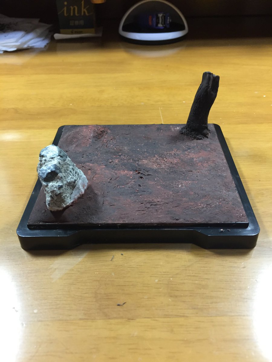 Re7104's tweet image. 昔、100均のプラケースをベースに、紙粘土と絵の具で簡易的なジオラマを作ったことがあります。
フィギュアをヴィネット風に飾れるベースを作ってみたい‥！
#モンハン
#ジオラマ