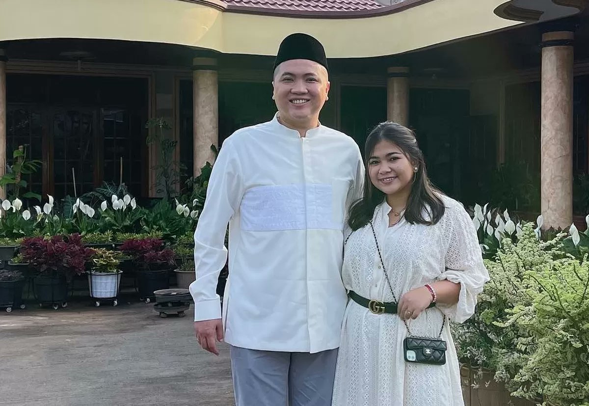 abulmuzaffar10's tweet image. FYI aja..pemilik Restoran Sederhana itu (Bustaman) adalah besan dari Andi Syamsyuddin Irsyad alias Haji Isam Batulicin.

Putra Bustaman (Rizky Putra) itu menikah dengan putri Haji Isam ( Liana Saputri) pada 12 April 2020.

Selain itu, Putri Haji Isam sudah membeli 15% saham PT