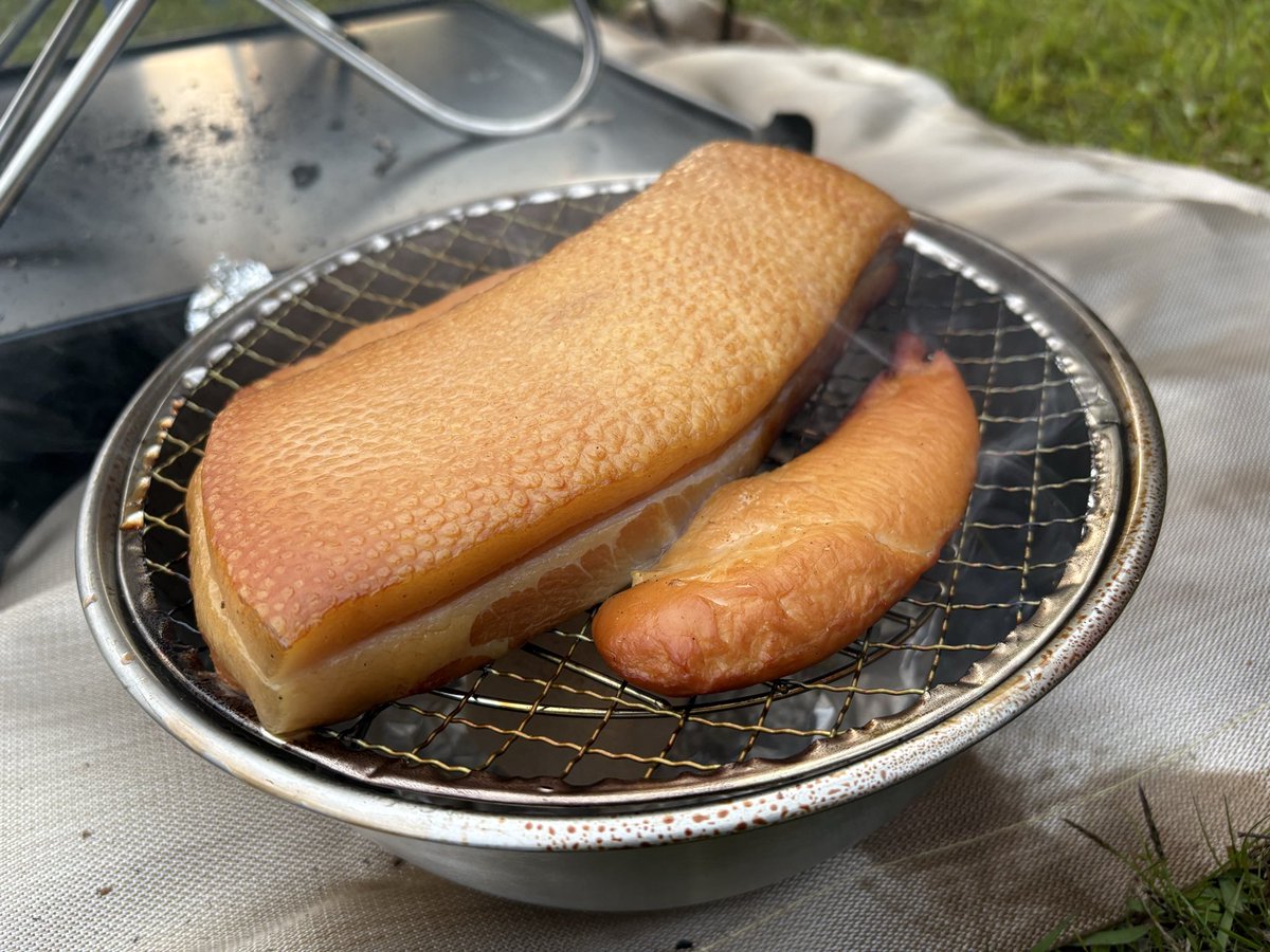 komoringostar's tweet photo. 初めてベーコン作ったにしては
美味そう過ぎるぞ…！！！！ https://t.co/Y2GnPwOiOn