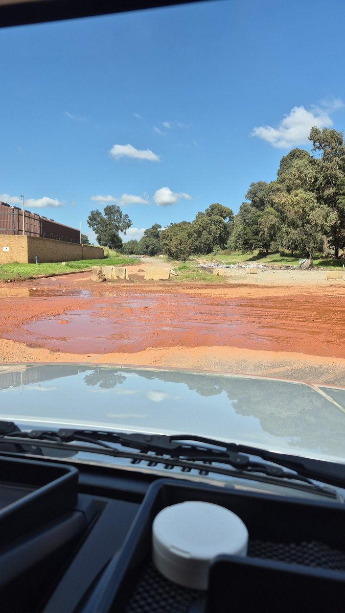 Kevin02891777's tweet photo. @helenzille @Our_DA The road going from Wemmerpan to the M1 has been closed for almost a decade now. I have tried to get answers but none have been forthcoming. Please come past on your travels to fix Johannesburg. https://t.co/SR0iw09CSO
