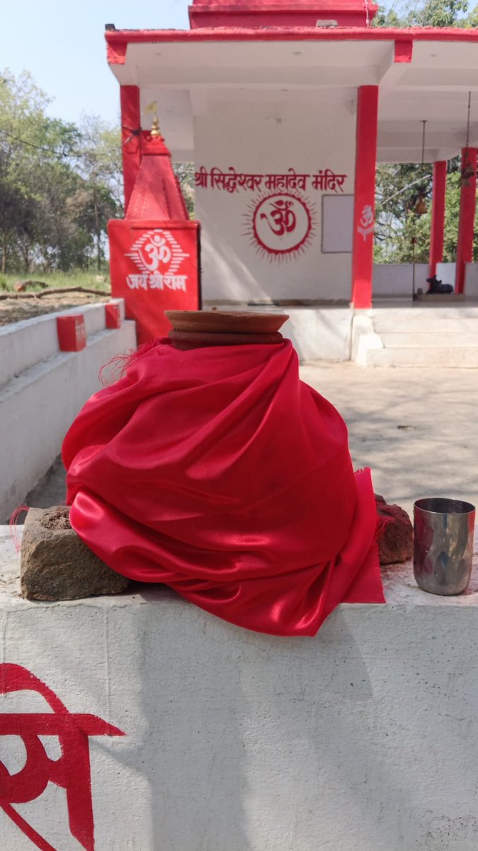 ChakKharawan's tweet image. “जहां पानी, वहां जीवन 💧✨
चक खरावन का अमृत सरोवर और राहगीरों के लिए ठंडा मटके का पानी – गांव की सच्ची पहचान 🌿
#AmritSarovar #Seva #VillageLife #PositiveVibes”