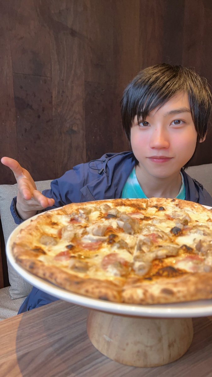 DaaHitomi's tweet photo. 今日の夜ご飯です✨✨✨
ピリッと辛いピザが美味しかったです🌟

#ピザ
#夜ご飯
#cuomo https://t.co/jB9IlZiWLW