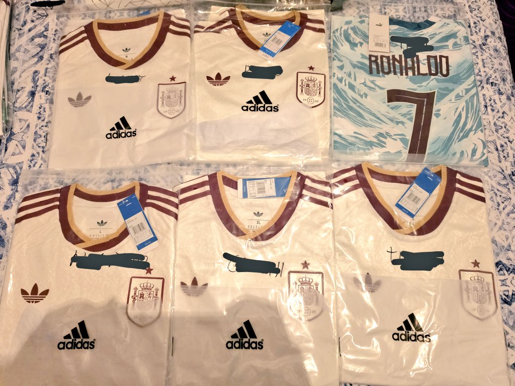 DavidEscu5's tweet photo. @CamicracksFUT1 siempre un placer!! Ahi van todas las camisetas! Esto se merece varias participaciones en el sorteo eee! https://t.co/zVJPi4jZ3q