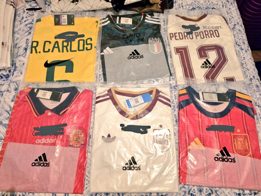DavidEscu5's tweet photo. @CamicracksFUT1 siempre un placer!! Ahi van todas las camisetas! Esto se merece varias participaciones en el sorteo eee! https://t.co/zVJPi4jZ3q